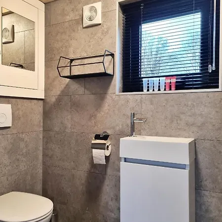 Nieuw! Sfeervol Tiny House In De En Aan Het Water הושורסט