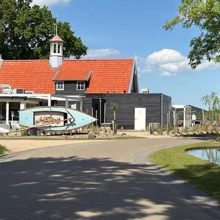 Дом отдыха Nieuw! Sfeervol Tiny House In De En Aan Het Water Хульсхорст